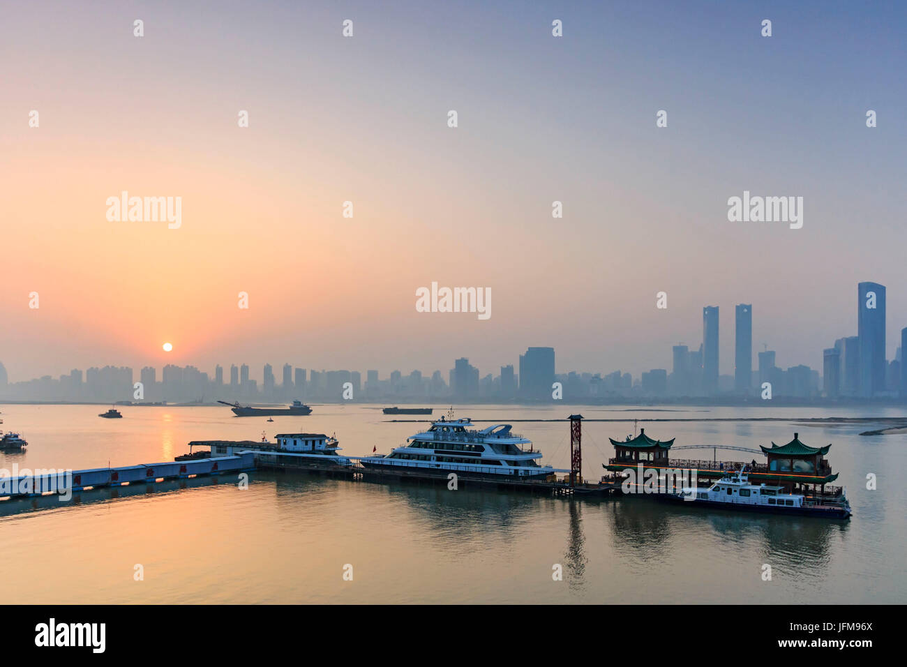 Panoramablick von Nanchang, Hauptstadt der Beiträge, bei Sonnenuntergang, China Stockfoto