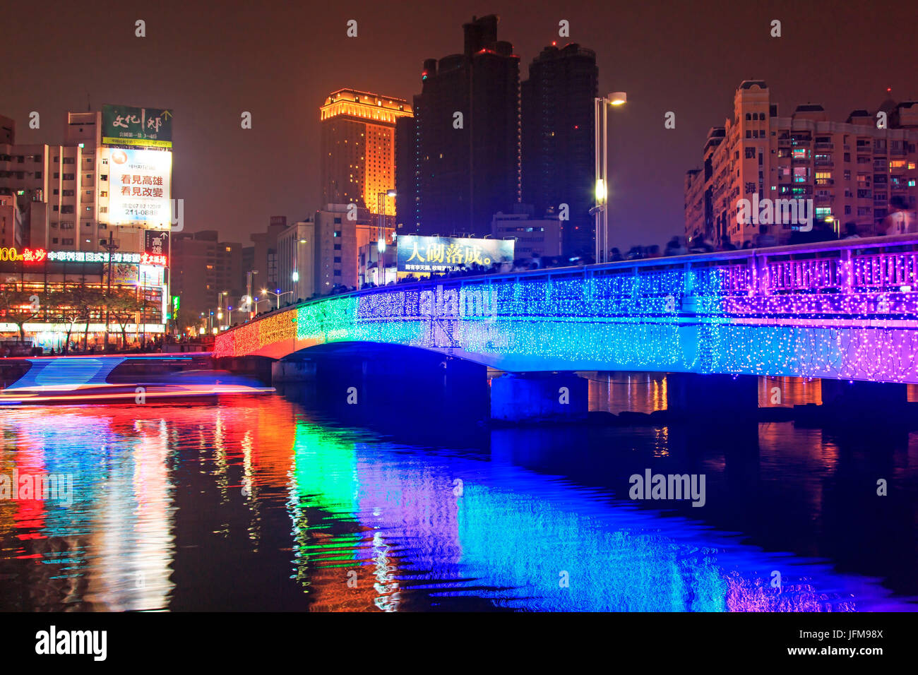 Kaohsiung, Taiwan, Menschen zu Fuß auf die Brücke von der Liebe Fluss Kaohsiung während der Feierlichkeiten zum chinesischen Neujahr, The Chinese New Year ist ein wichtiges chinesisches fest gefeiert, an der Wende des chinesischen Kalenders, In China, sondern auch das Frühlingsfest, die wörtliche Übersetzung des modernen chinesischen Namens, Stockfoto