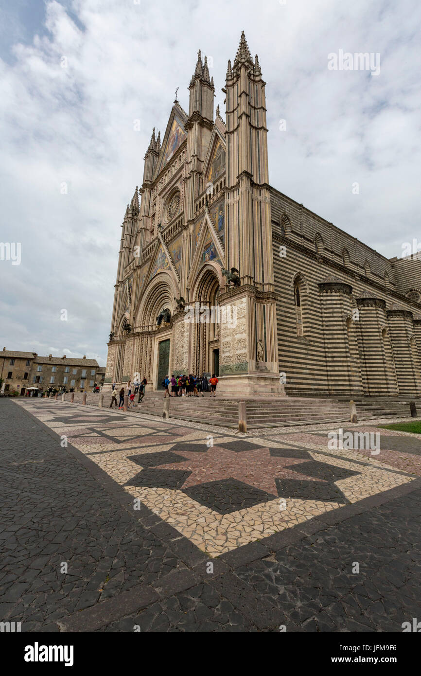 Blick auf die gotische Kathedrale mit goldenen Mosaiken und Bronze Türen Orvieto Terni Provinz Umbrien Italien Europa Stockfoto
