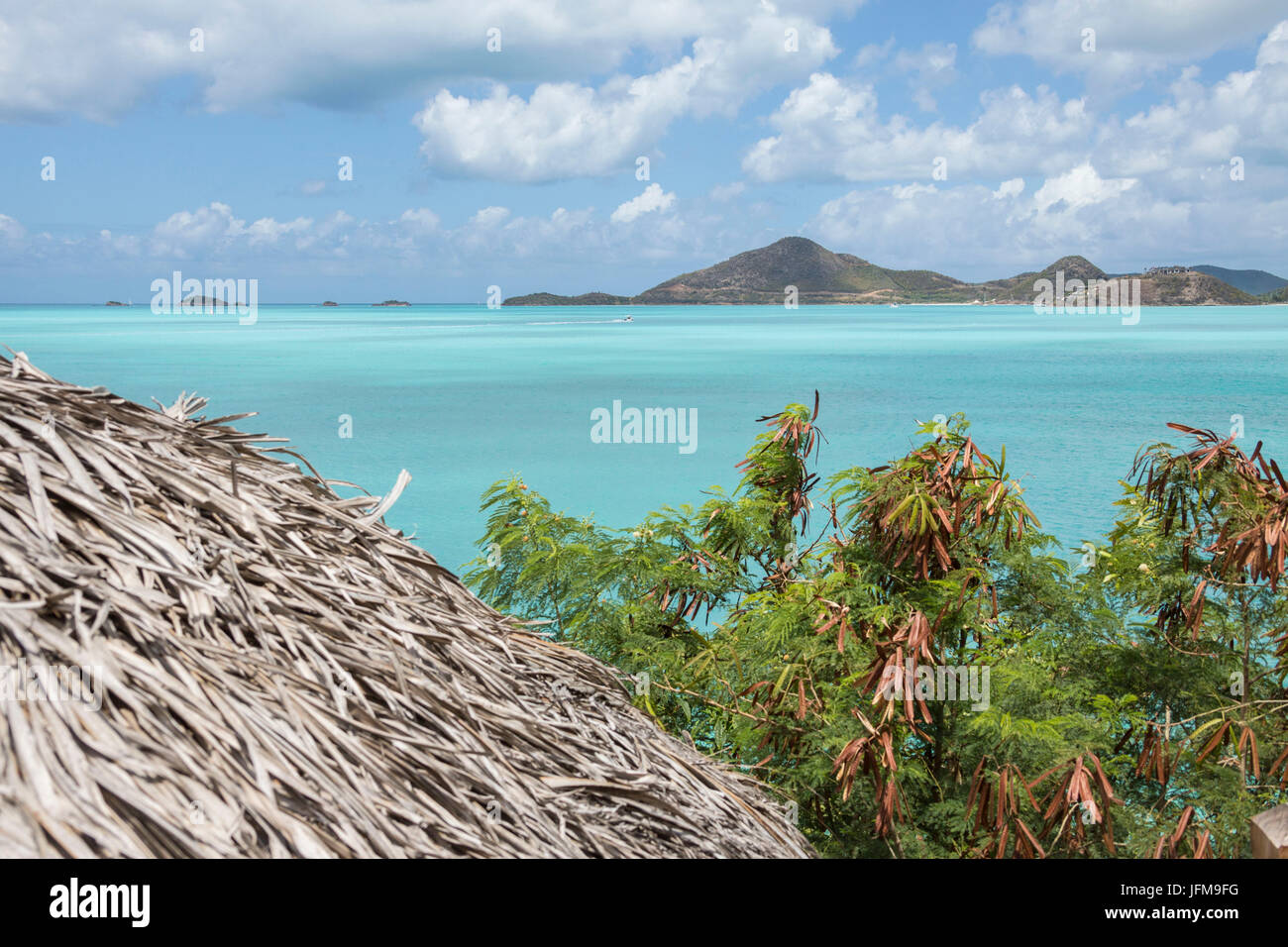 Das türkisfarbene Wasser des karibischen Meeres Ffryes Strand steilen Felsen Antigua und Barbuda Leeward Island West Indies Stockfoto