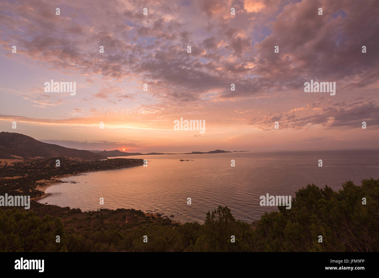 Die Farben des Sonnenaufgangs spiegeln sich auf dem Meer rund um den Strand von Solanas Villasiumus Cagliari Sardinien Italien Europa Stockfoto