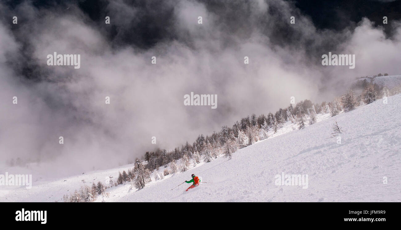Ein Freerider Ski über den Wolken in ein Pulver-Hang, Cima della Rosetta, Valgerola, Valtellina, Italien, Alpen Stockfoto