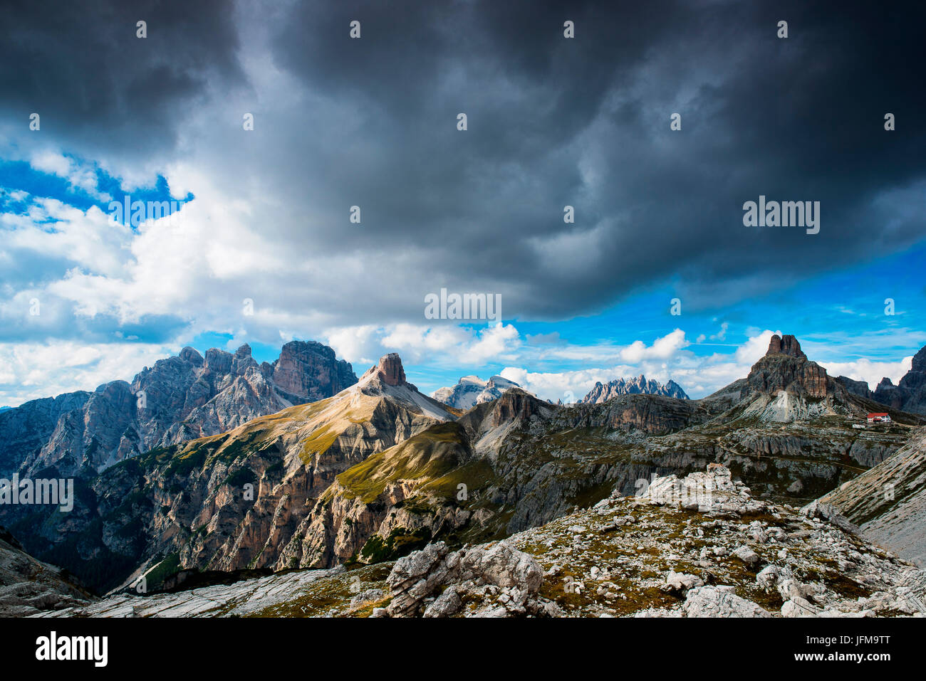 Sextner Dolomiten, Trentino Alto Adige, Italien, Europa Park von Tre Cime di Lavaredo, die Dolomiten, die während einem Tag mit Wolken, im Hintergrund Mount Paterno und die Hütte Locatelli sehen Sie Stockfoto
