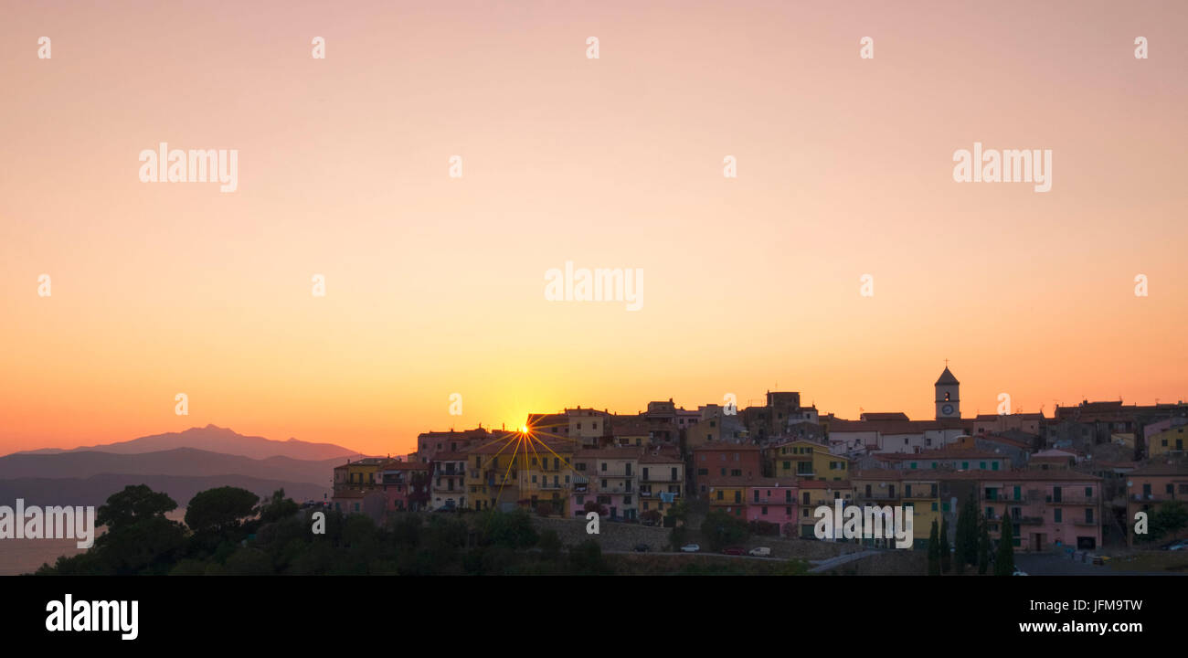 Capoliveri, Insel Elba, Toskana, Italien fotografiert das malerische Dorf Capoliveri bei Sonnenuntergang Stockfoto