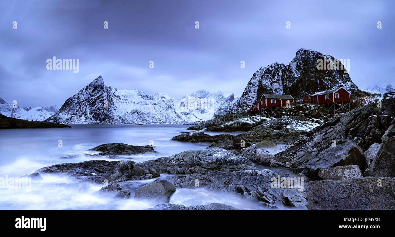 Hamnoy, Lofoten Inseln, Norwegen fotografiert die Rorbu-Dorf Hamnøy von einem Tiefpunkt der Erholung auf den Felsen während eines Tages der Seegang Lofoten, Norwegen Stockfoto