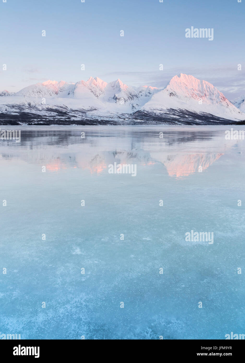 Norwegisch-Alpen reflektieren sich auf einem zugefrorenen See, Norwegen Stockfoto