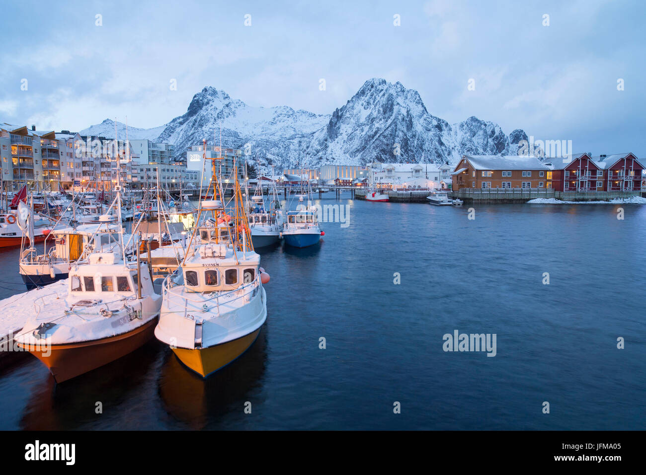 Angelboote/Fischerboote im Hafen von Henningsvær Fischerdorf, Lofoten Inseln, Norwegen aufgereiht Stockfoto