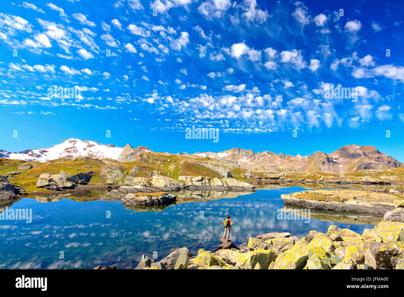 Wanderer bewundern dieser wunderschönen See im Engadin in den östlichen Alpen, Schweiz Stockfoto