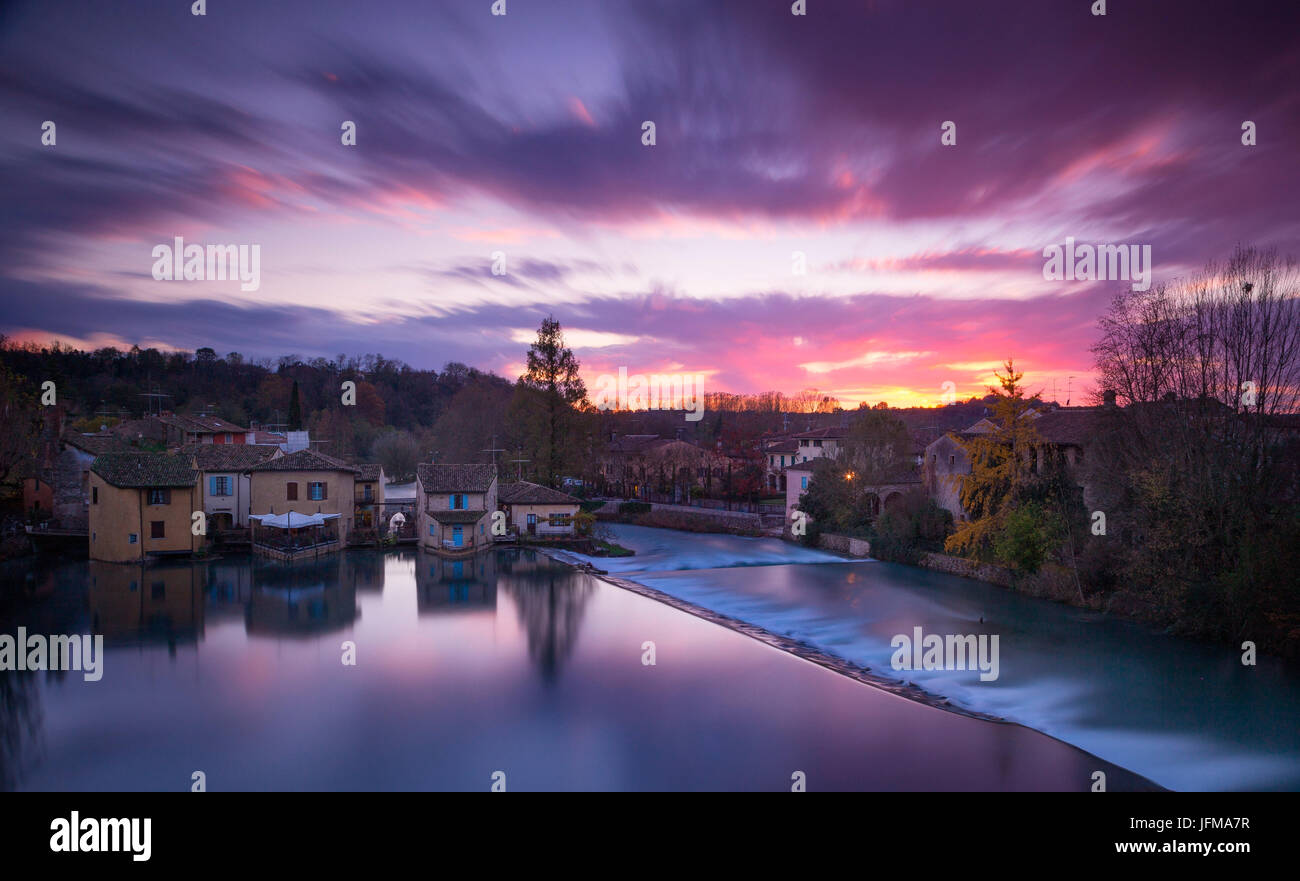 Valeggio Sul Mincio, Veneto, Italien, Landschaftsblick auf das Dorf in ein buntes Sonnenuntergang, Stockfoto