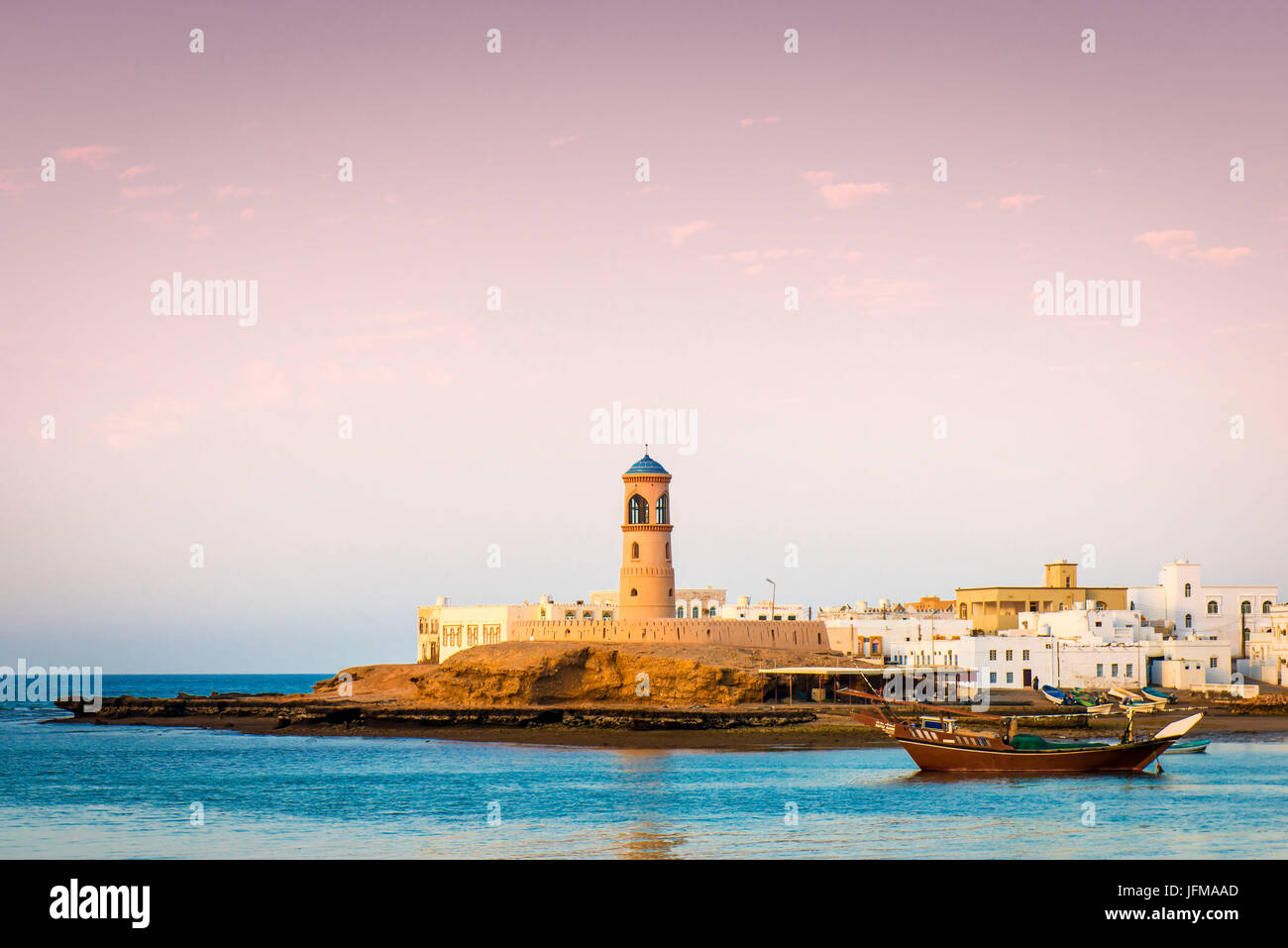 Sur, Ash Sharqiyah Region, Sultanat Oman, Nahost, Leuchtturm in der kleinen Küstenstadt, Stockfoto