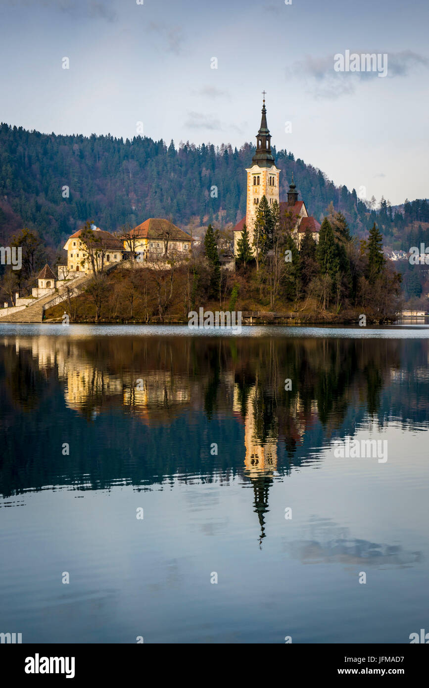 Bled, Slowenien, Europa, einen Blick auf den Bleder See mit St. Maria Himmelfahrt-Kirche auf einer kleinen Insel, Stockfoto
