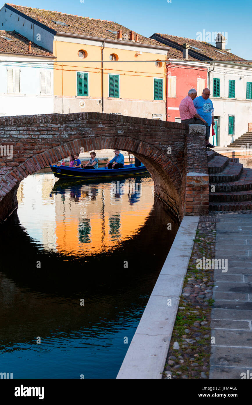 Comacchio, Ferrara, Emilia Romagna, Italien, Europa, Menschen sprechen auf der Brücke, Stockfoto