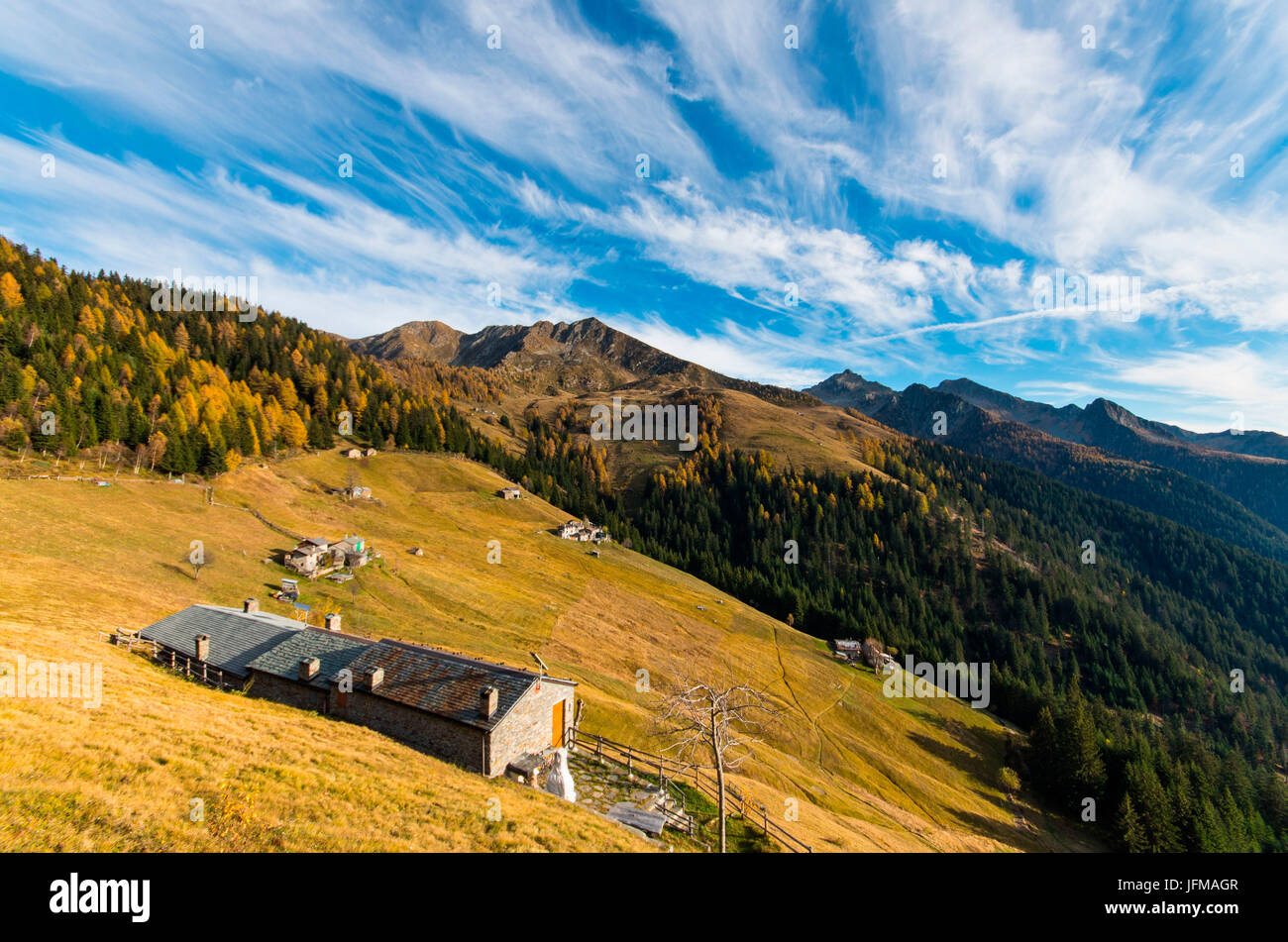 Typische Landschaft der mittleren Höhe Berge des Nordens Orobie im Herbst, Valgerola, Valtellina, Italien, Alpen Stockfoto
