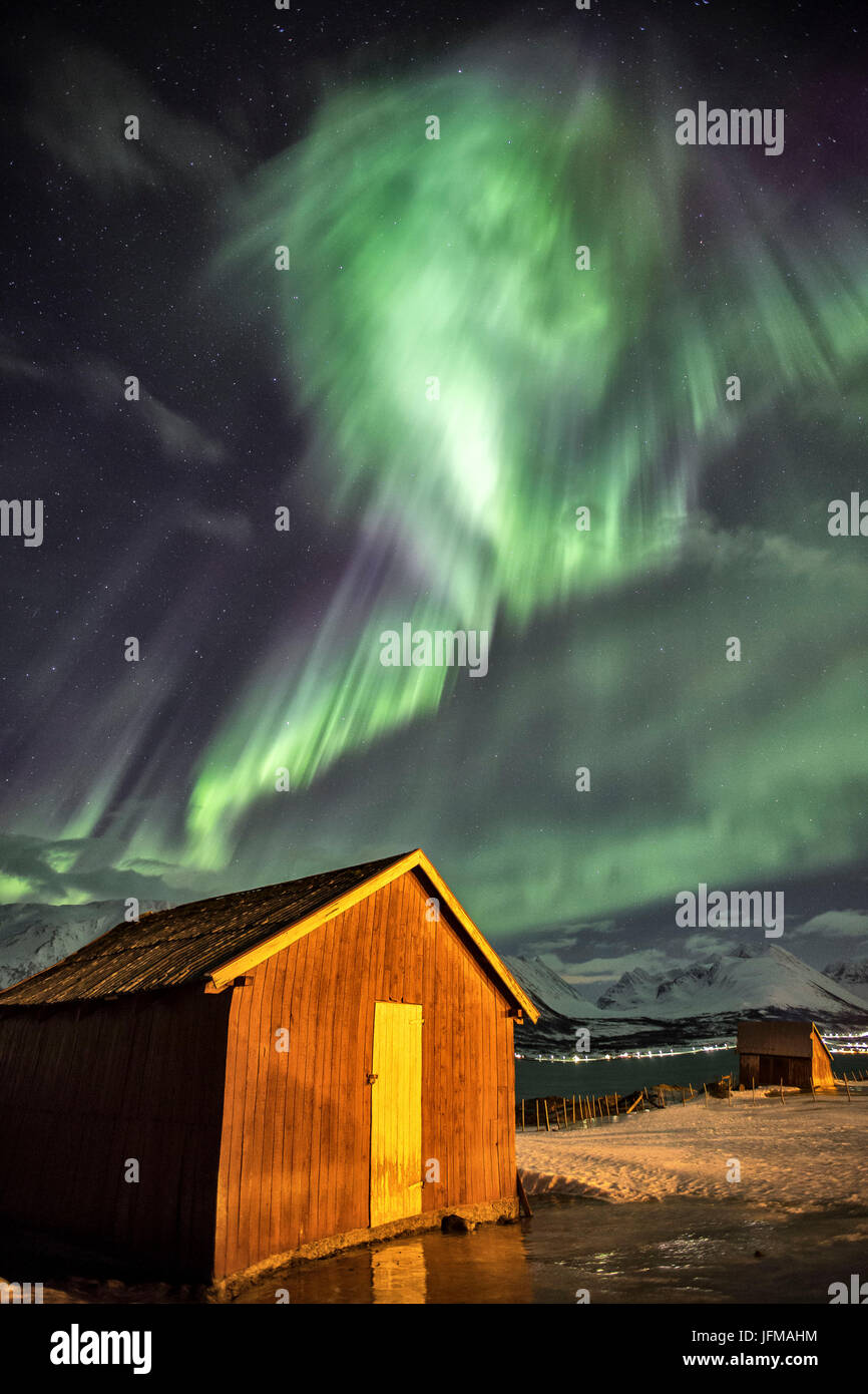 Nordlicht erhellt die Holzhütte am Lenangsoyra Lyngen Alpen Tromsø Lappland Norwegen Europa Stockfoto