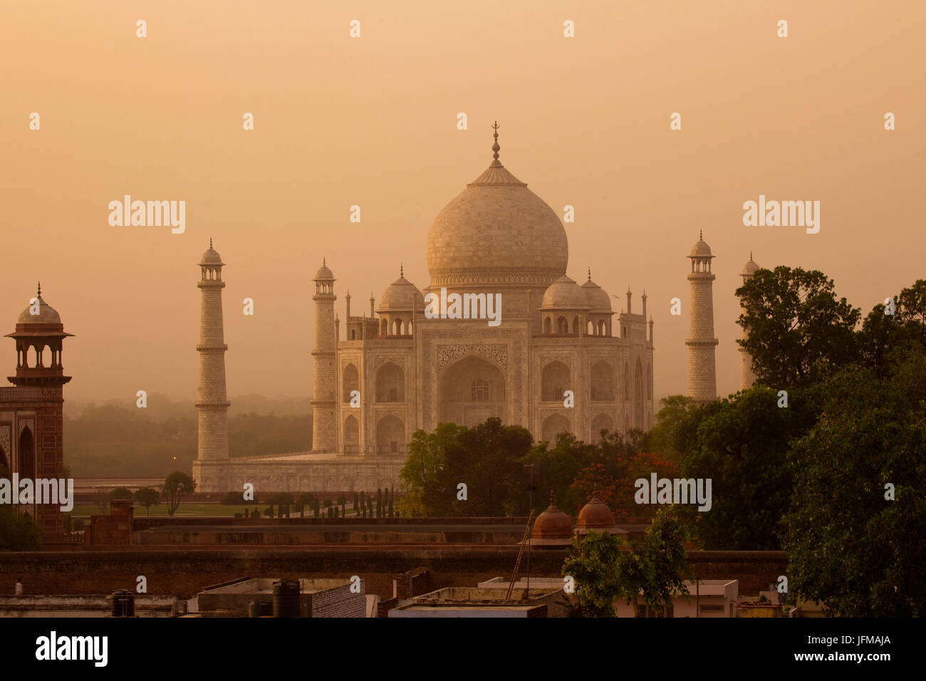 Das Taj Mahal in Agra, Nordindien, Uttar Pedrash Zustand, ist eine immense Mausoleum aus weißem Marmor gebaut zwischen 1631 und 1648 im Auftrag der Großmogul Shah Jahan in Erinnerung an seine Lieblings Frau (Unesco Weltkulturerbe)-Indien Stockfoto