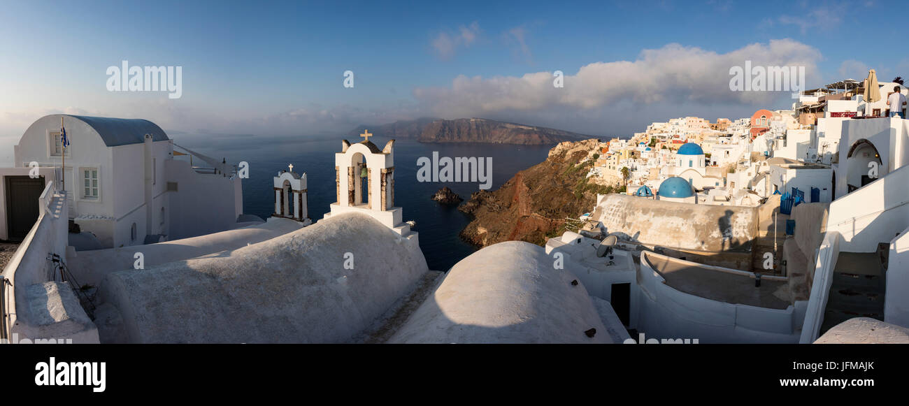 Das weiß der Kirche und der Häuser und das Blau der Ägäis als Symbole für Griechenland Oia Santorini Kykladen Griechenland Europa Stockfoto