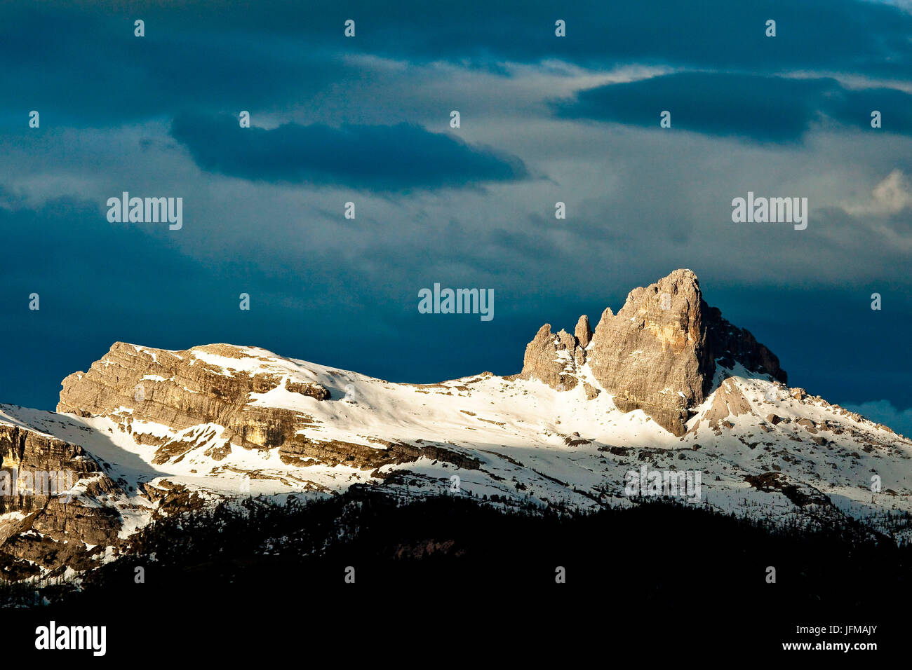 Das Licht von der Sonnenaufgang im Gegensatz zu den dunklen Wolken sammeln hinter den dolomitischen Gruppe von Bec de Mezdi (Becco di Mezzodi) perfekt sichtbar von Cortina d ' Ampezzo, Dolomiten, Trentino Alto Adige-Italien-Europa Stockfoto
