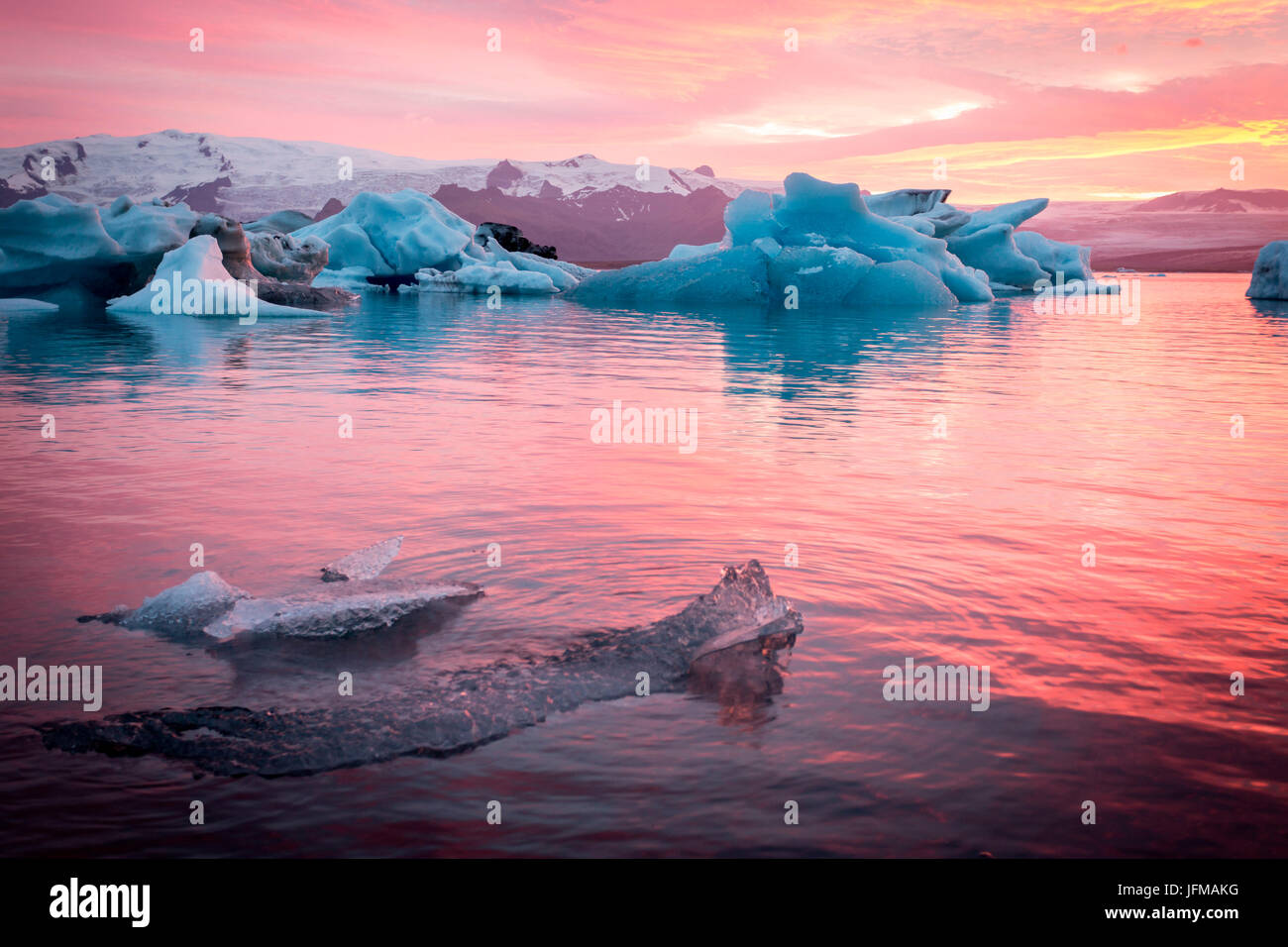 Island, Gletscherlagune Jökulsárlón, Eisberge und Eis Brocken bei Sonnenuntergang Stockfoto