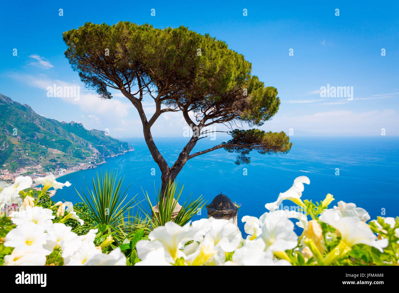 Ravello, Amalfiküste, Sorrent, Italien, Blick auf die Küste von Villa Rufolo Stockfoto