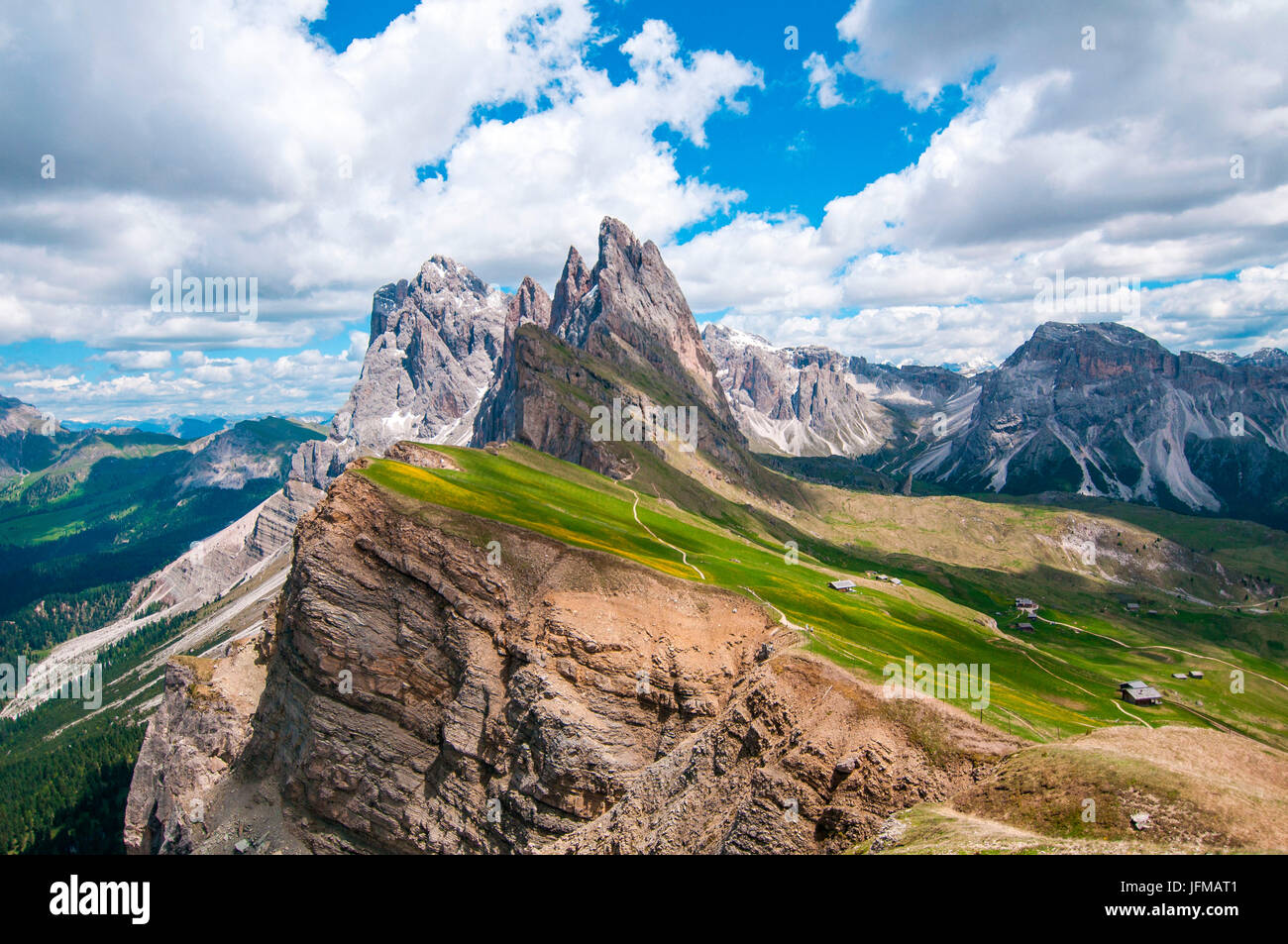 Tolle Aussicht von der Spitze der Seceda Bergen (2500m) auf den Bigs felsigen Gipfeln, talaufwärts Val di Funes, Dolomiti, Trentino Alto Adige, Italien, Stockfoto