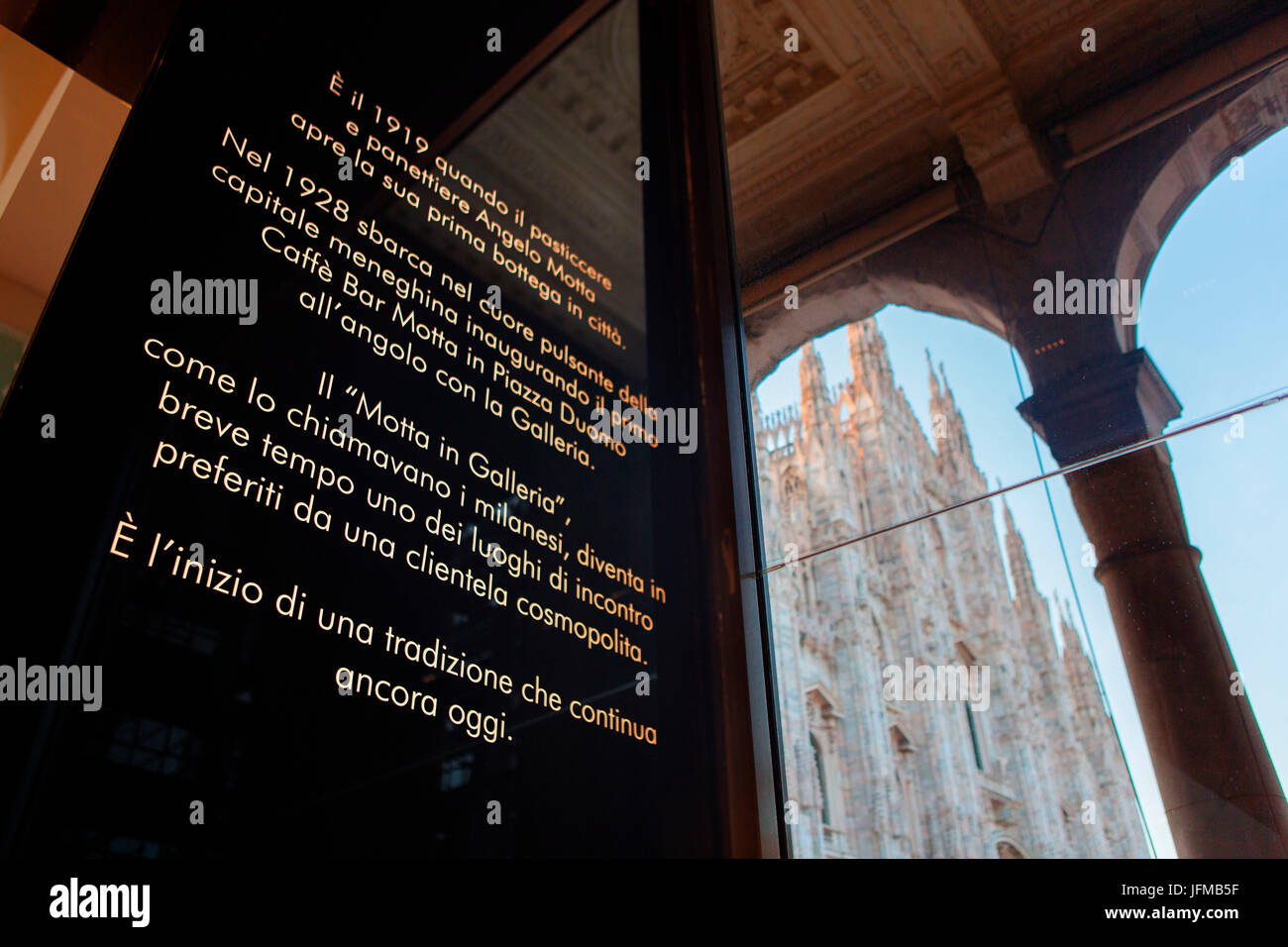 Europa, Italien, Lombardei, Mailand, Mailand Kathedrale gesehen aus dem Fenster der Bar Motta, Stockfoto