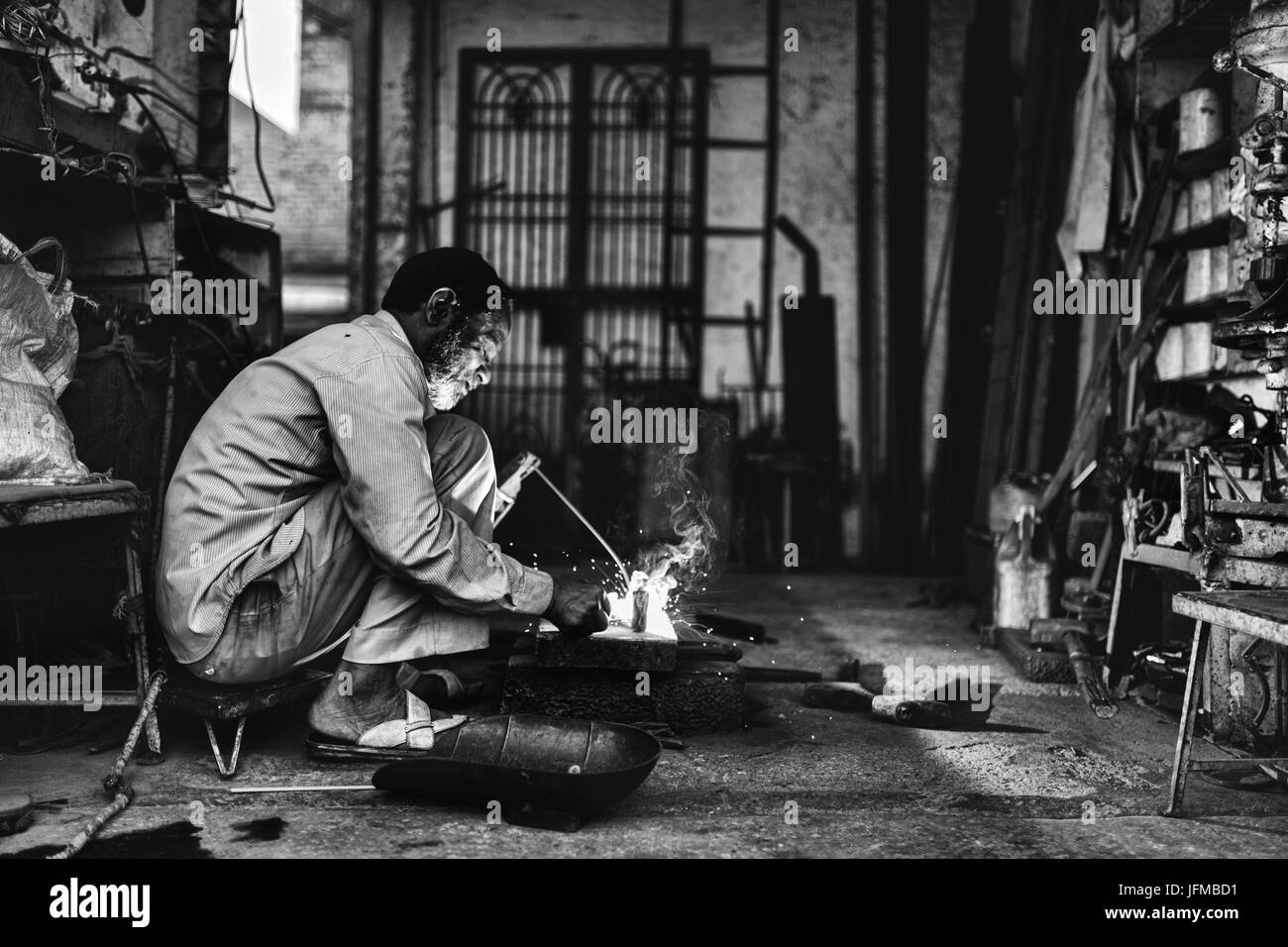 Asien, Indien, Varanasi Bezirk, Mann bei der Arbeit Stockfoto