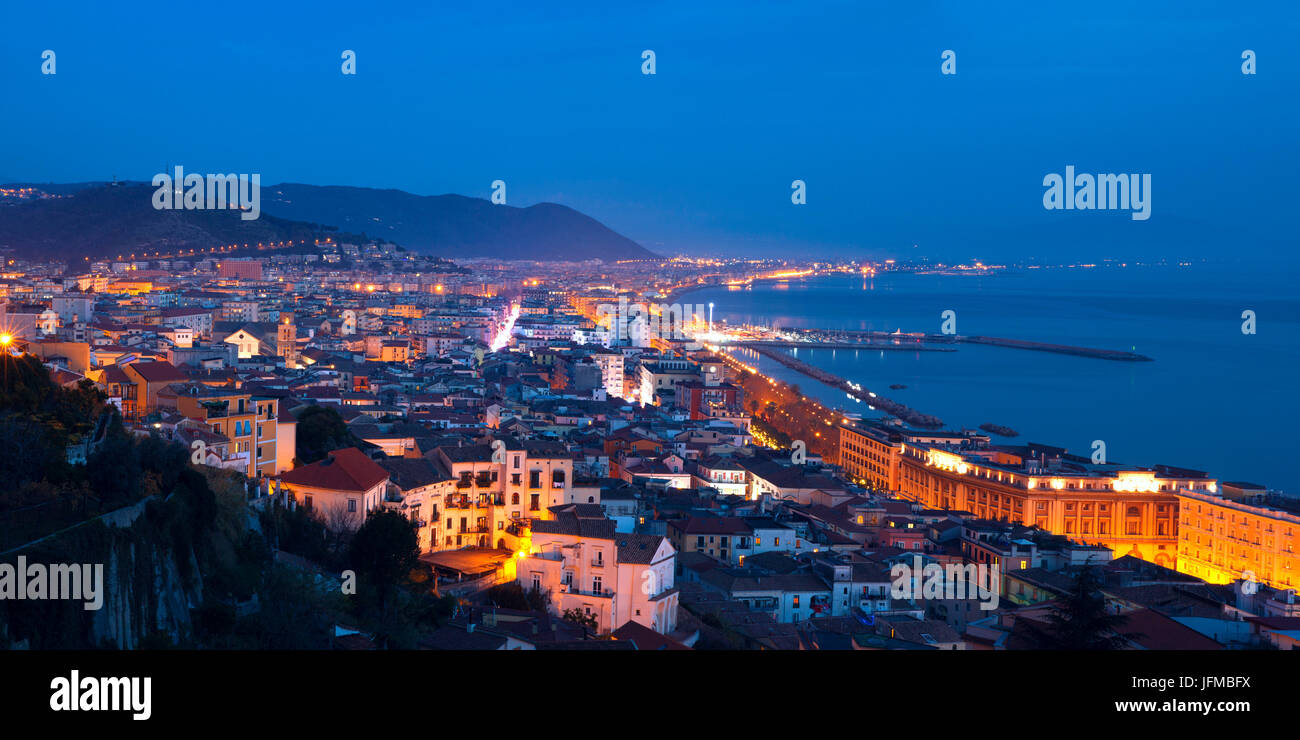 Europa, Italien, Kampanien, Salerno, Stadt in der Abenddämmerung Stockfoto