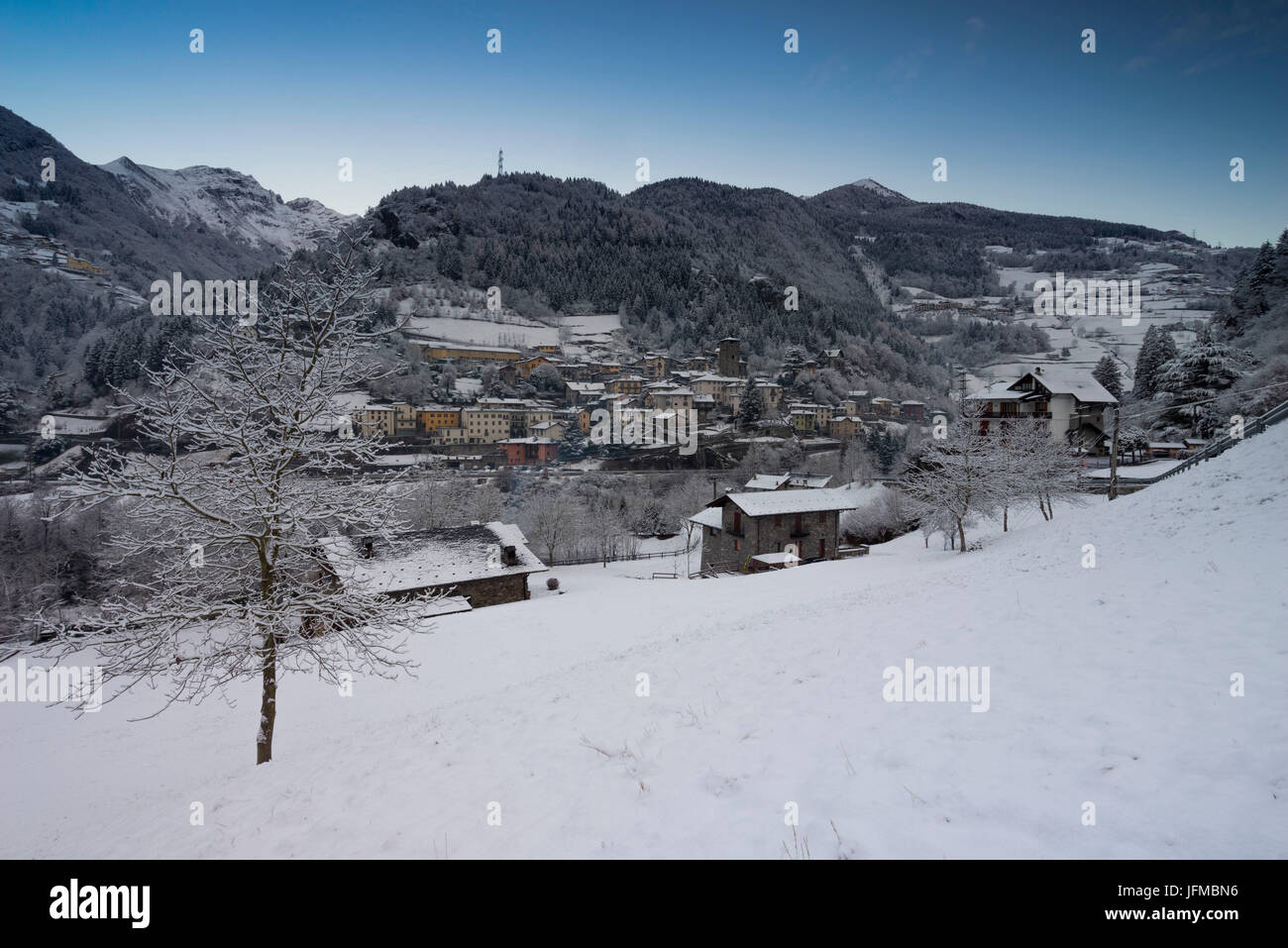 Gromo, Lombardei, Italien, die kleine Stadt von Gromo mit frischem Schnee Stockfoto