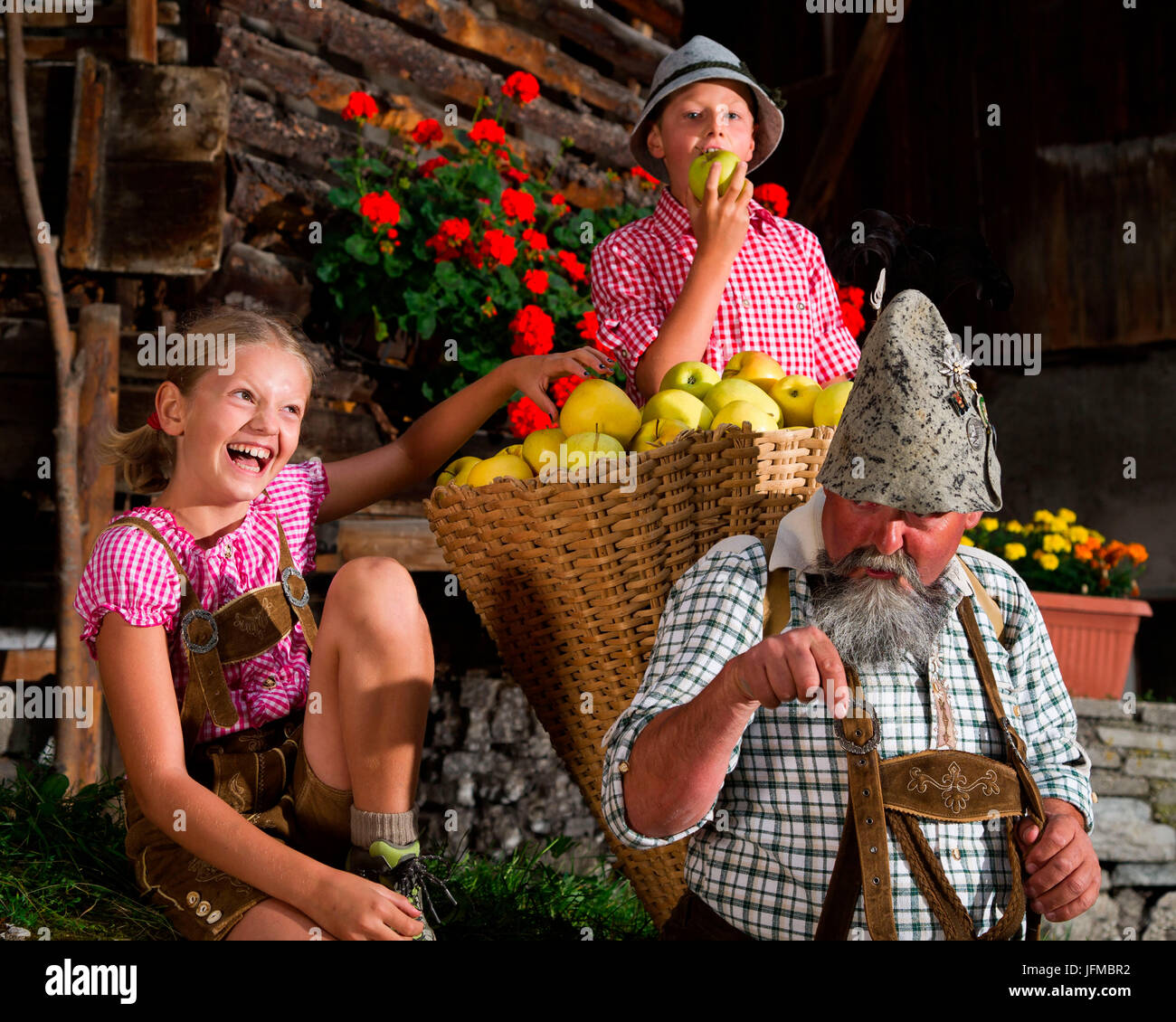 Europa, Italien, Trentino, Dolomiten, Fassatal, Essen Sie einen Apfel Stockfoto