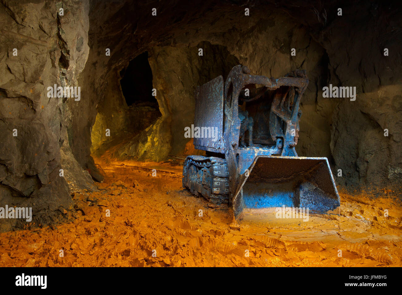 Alte verlassene mine in der Toskana, eine alte Schaber im orange Schlamm, Buca della Vena mir, Toskana, Italien, Europa Stockfoto