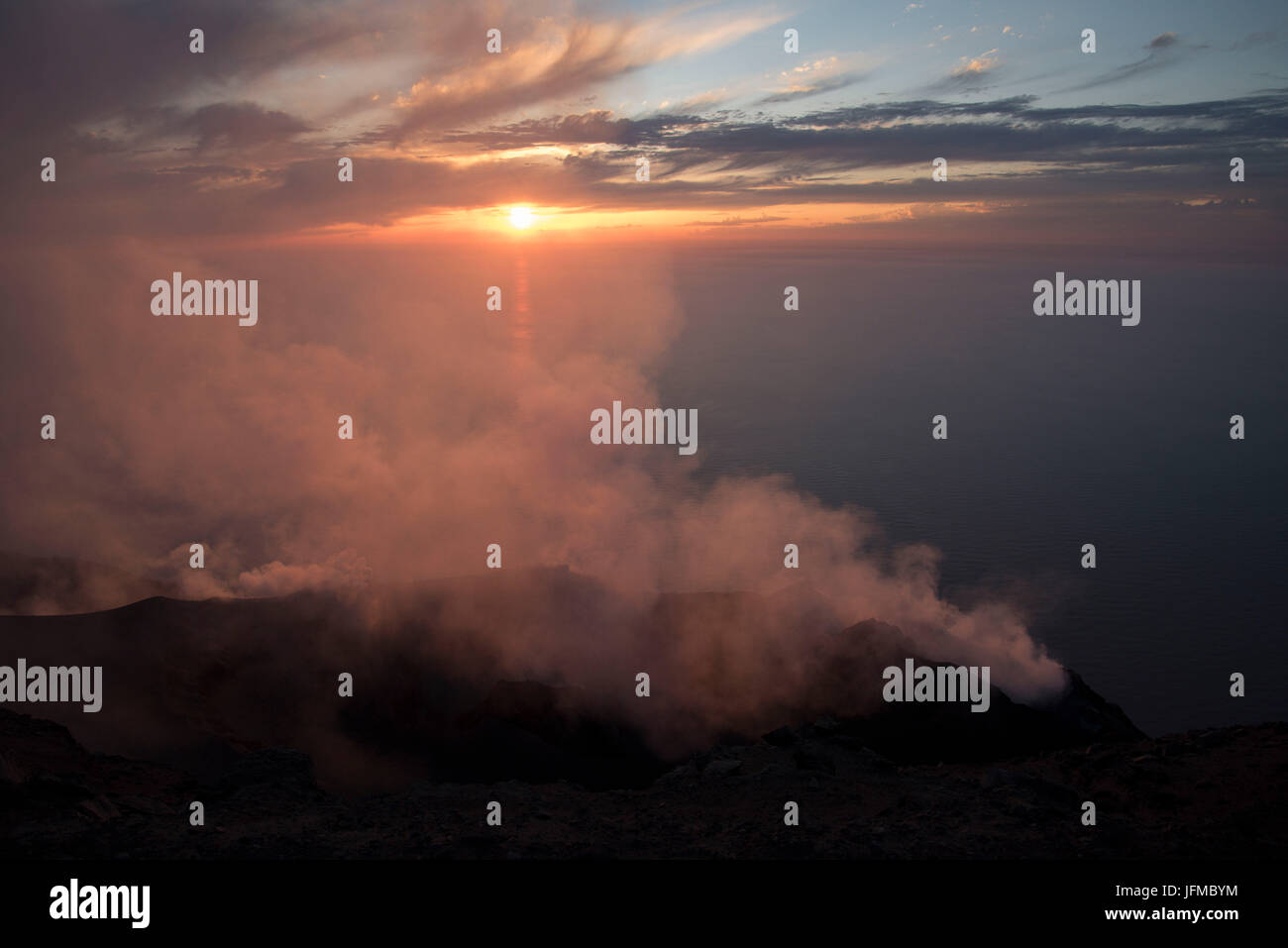 Gipfel des Vulkans Stromboli Insel, Messina, Sizilien, Italien, dem Rauchen Krater bei Sonnenuntergang, Stockfoto