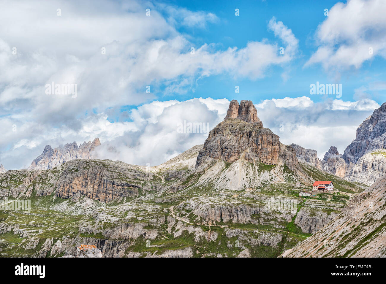 Trentino Alto Adige, Italien, Europa-Park von Tre Cime di Lavaredo, den Dolomiten, aufgenommen während eines Tages mit Wolken im Hintergrund sehen Sie Zuflucht Locatelli Stockfoto
