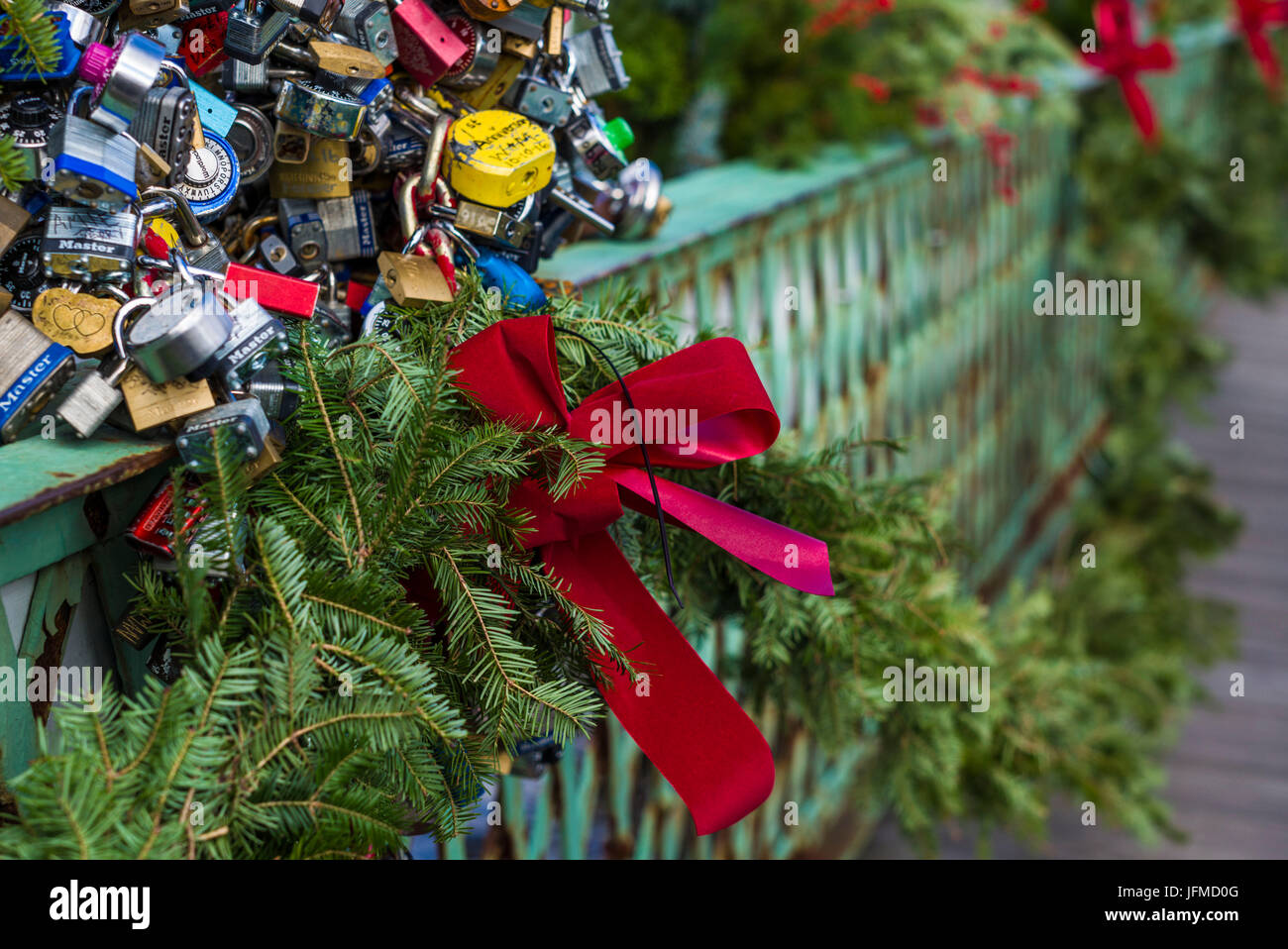 USA, Maine, Kennebunkport, Weihnachtsschmuck und Liebe Sperren auf Western Avenue bridge Stockfoto