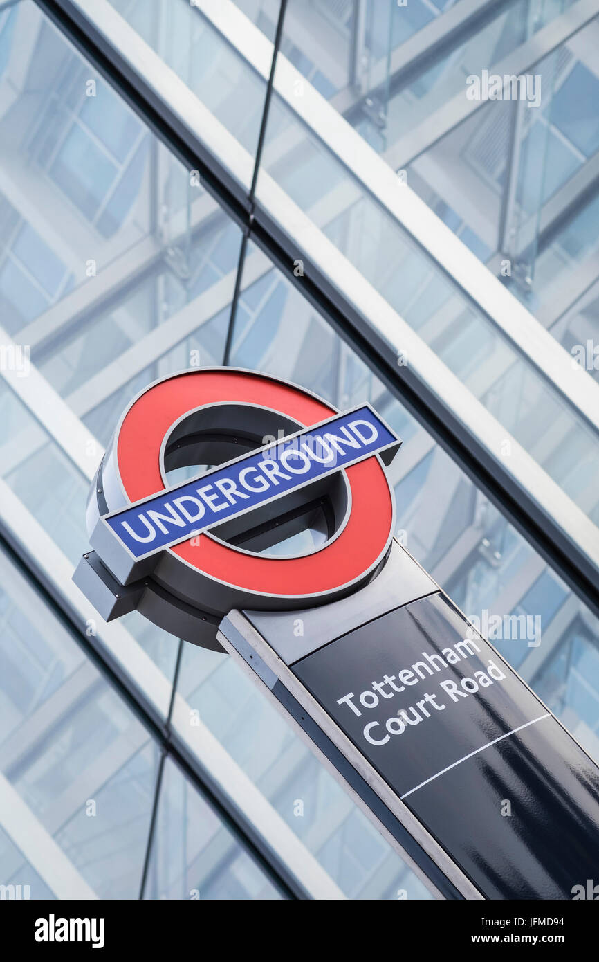 Tottenham Court Road underground verlassen vom Mittelpunkt nach Sanierung, London, England, U.K Stockfoto