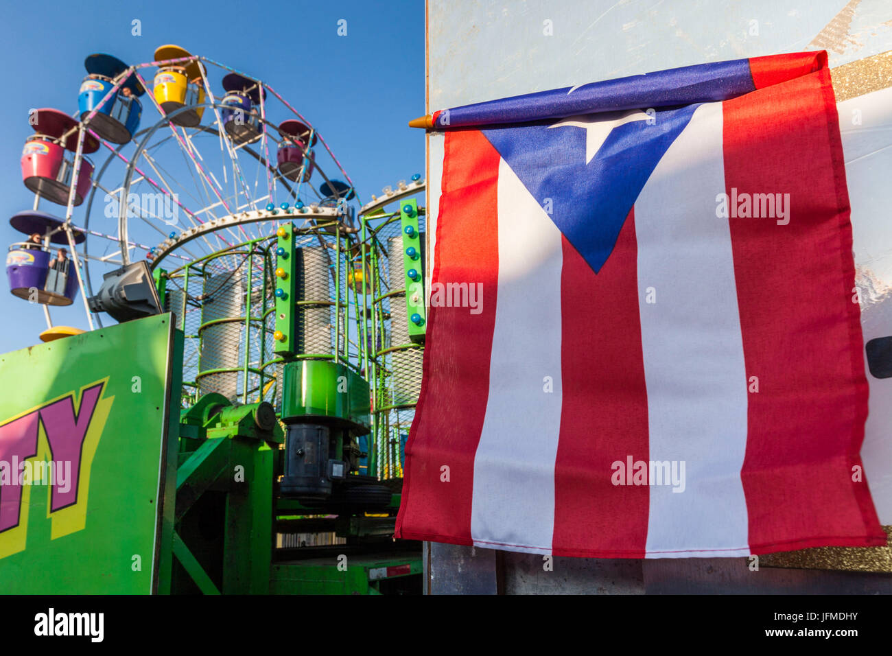 USA, Massachusetts, Cape Ann, Gloucester, St.-Petri Fiesta, Italienisch-Portugiesisch Fischergemeinde Festival, Karneval, Puerto-Ricanischen Flagge Stockfoto