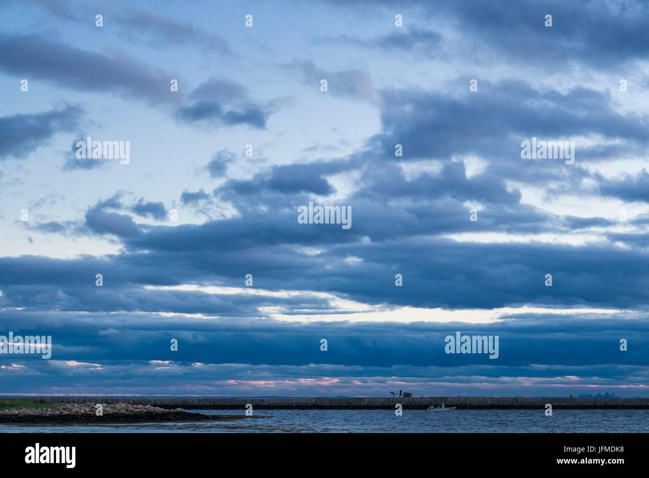 USA, Massachusetts, Cape Ann, Gloucester, östlichen Punkt Wellenbrecher, Dämmerung Stockfoto