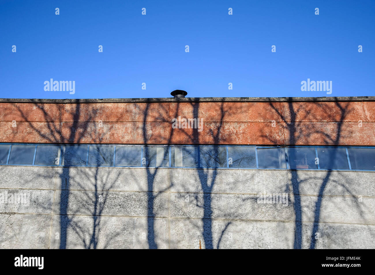 Symbol / Konzepte, Schatten vor der Sonne an der Wand des Hauses Stockfoto