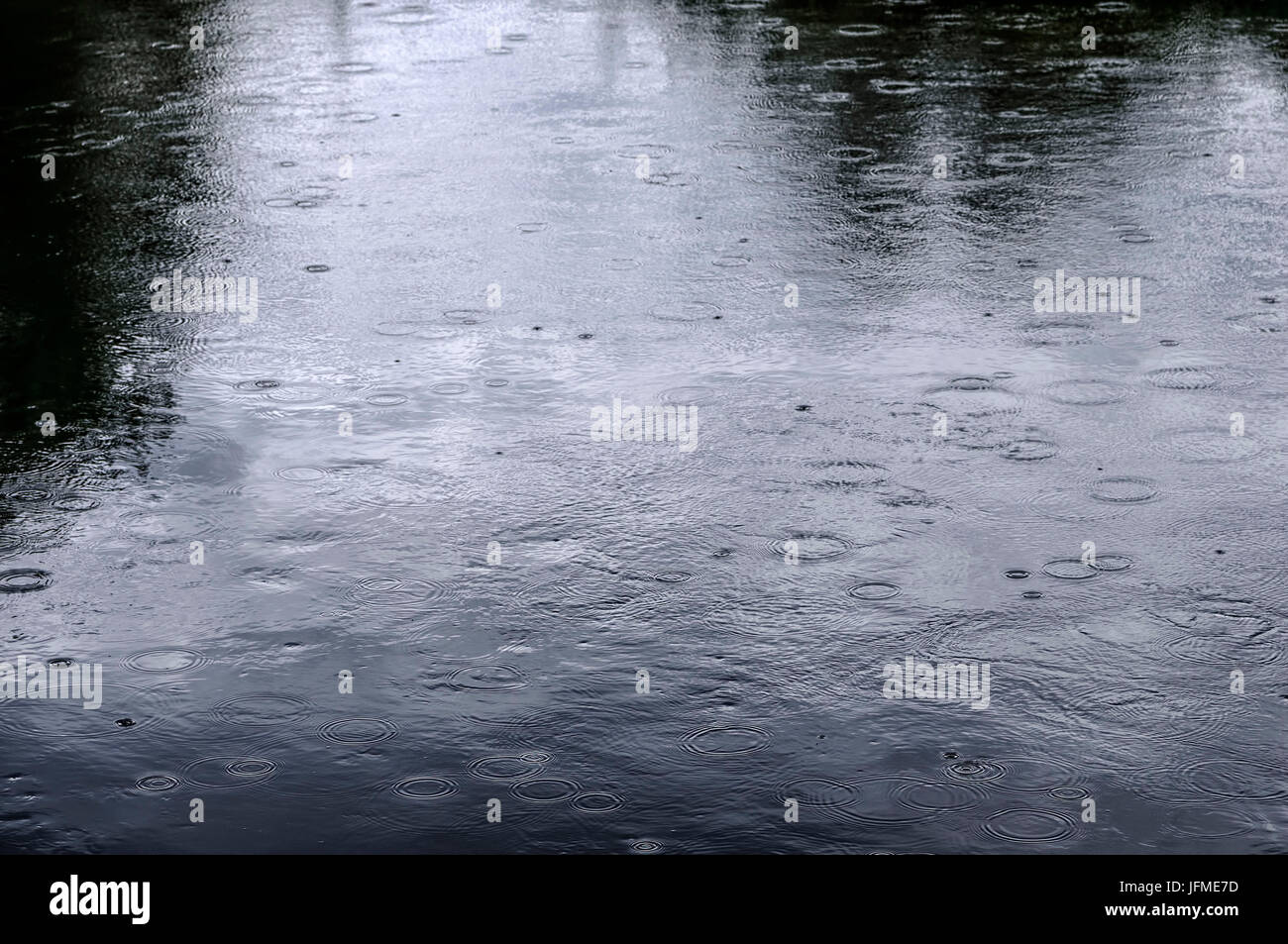 Naturwissenschaft, Kreise vom Regen auf einer Fläche von Flusswasser Stockfoto