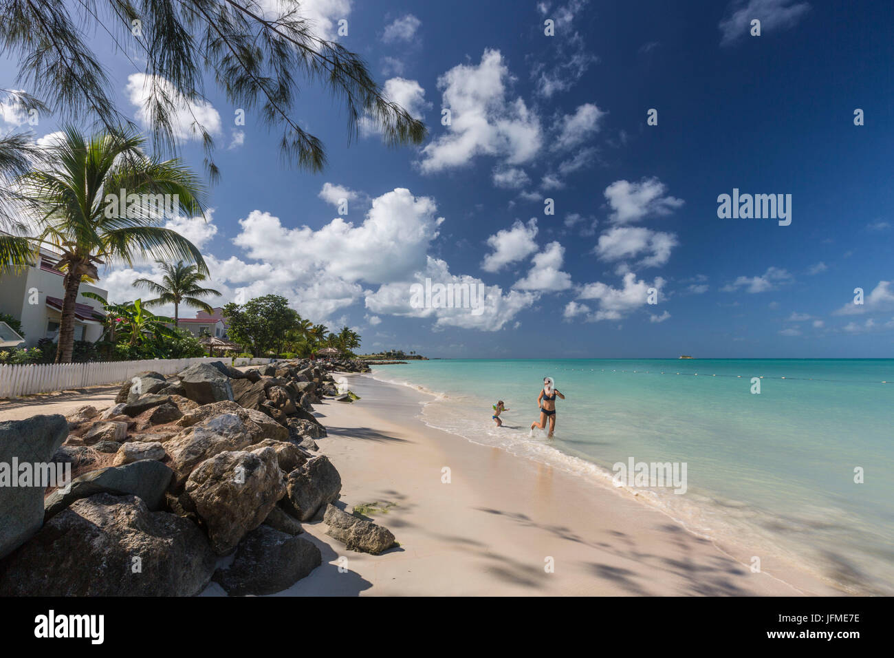 Blauer Himmel und Sonne auf das türkisblaue Meer Dickenson Bay Antigua und Barbuda Leeward-Inseln Westindien Stockfoto