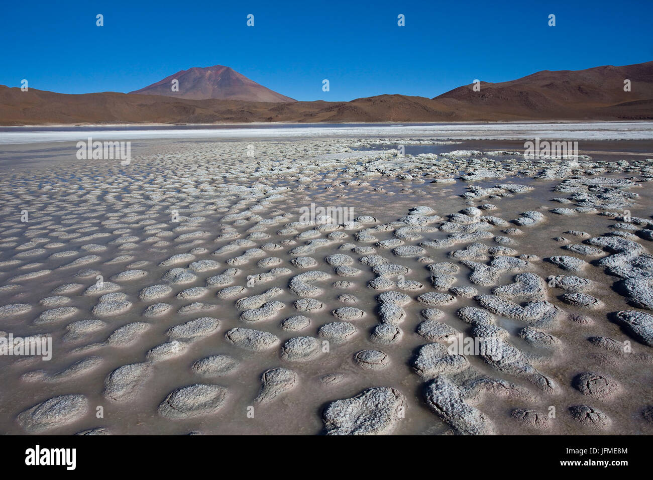 Die Salzkruste der Salar de Uyuni, umrahmt von Vulkan und die Berge der Anden Lipez Bolivien Süden Südamerikas Stockfoto
