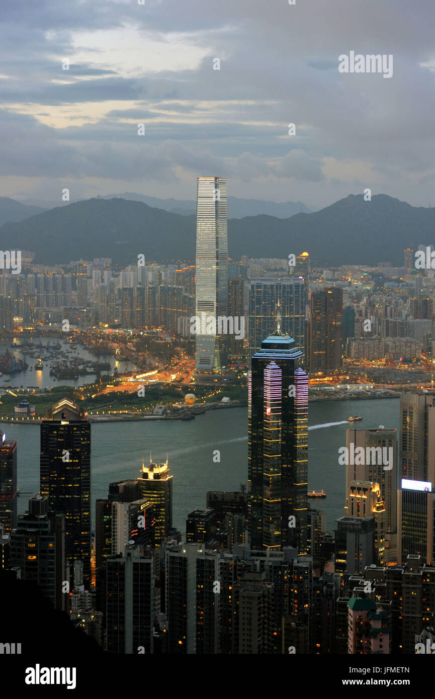China, Hong Kong, Blick vom Victoria Peak auf Hong Kong Island und Kowloon Halbinsel mit ICC (International Commerce Centre) Gebäude im Hintergrund Stockfoto