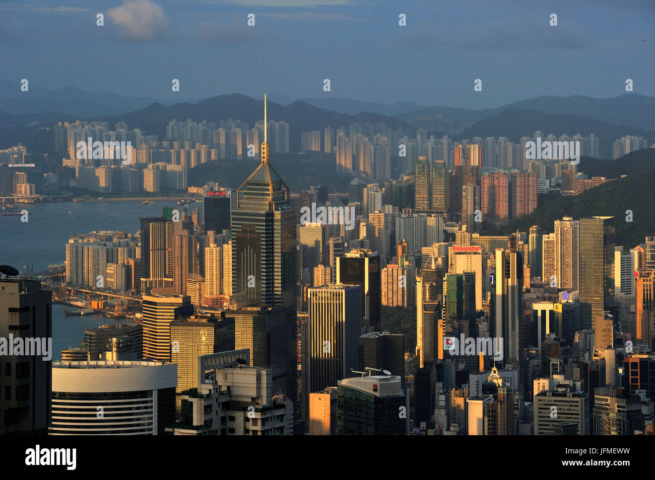 China, Hong Kong, Blick vom Victoria Peak auf Hong Kong Island und Kowloon Halbinsel im Hintergrund Stockfoto