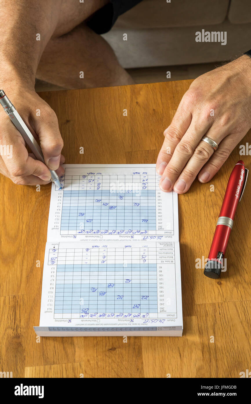 Notizen in seinem Blut-Glucose-Test Diabetes machen buchen, Notizen über den Blutzuckerspiegel, Tagebuch, Stockfoto