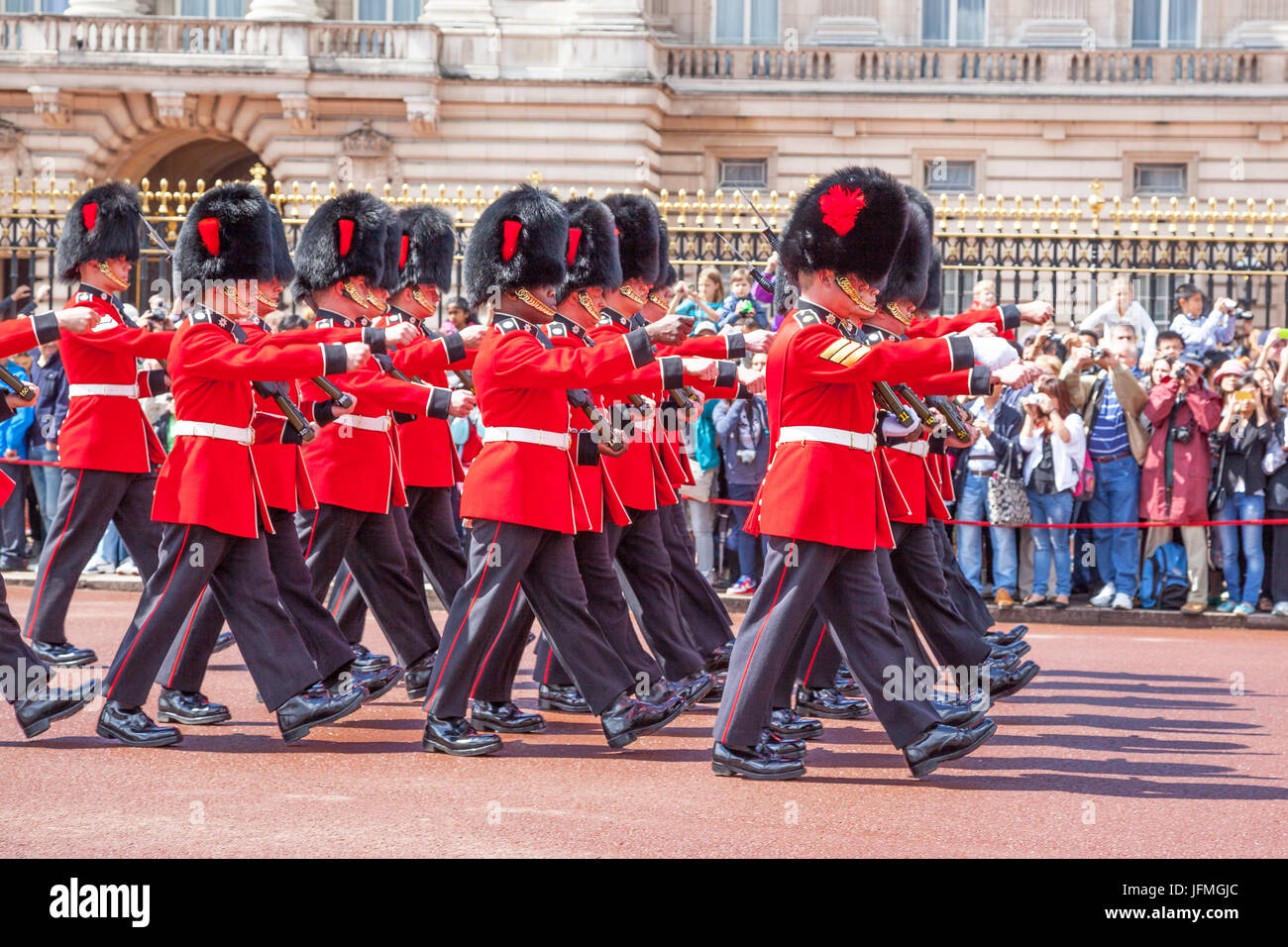 LONDON, Vereinigtes Königreich – 11. Juli 2012: Soldaten von den Coldstream Guards marschieren vorbei an der Front des Buckingham Palace während der Changing of Guard c Stockfoto