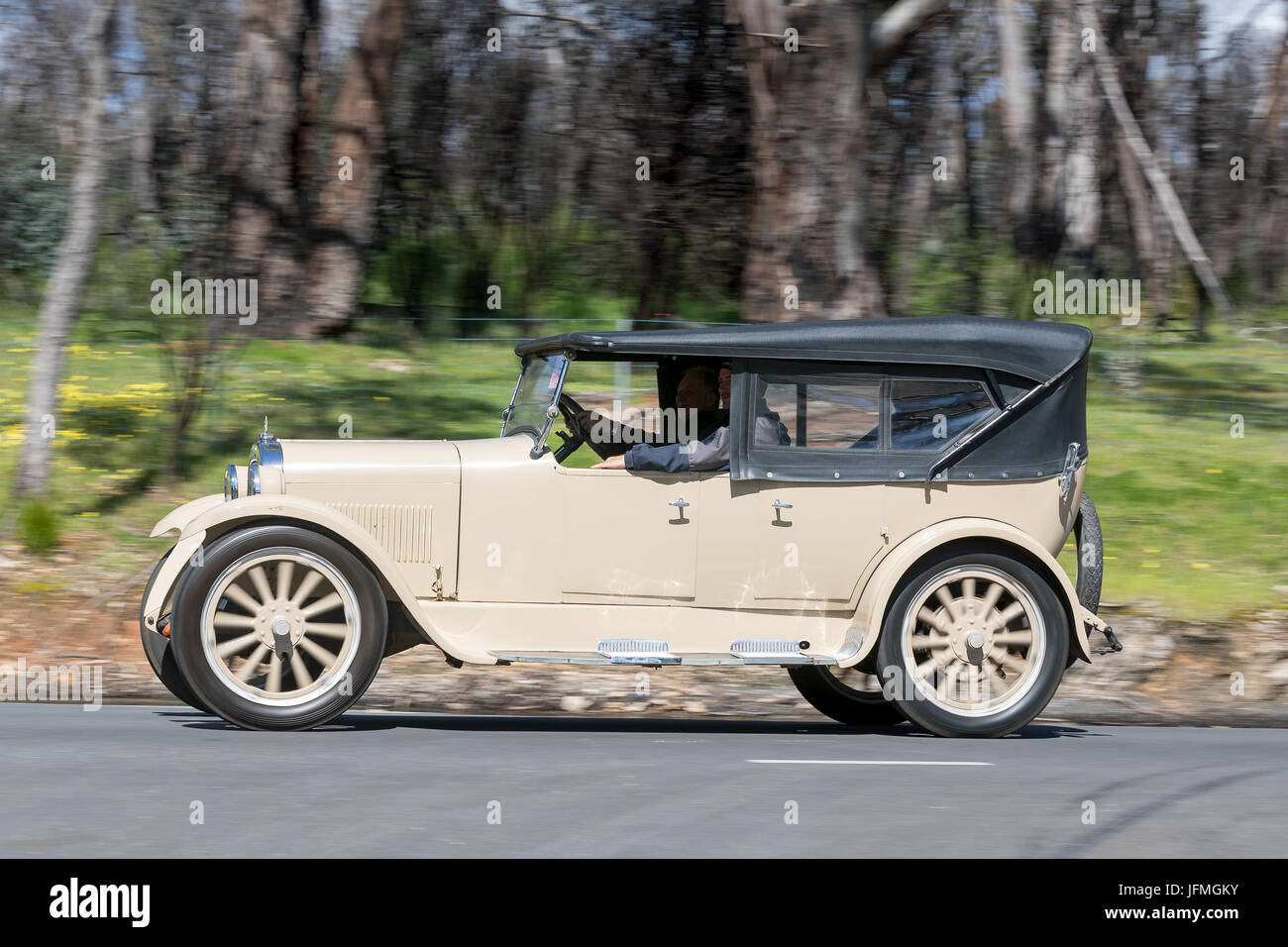 Jahrgang 1924 Dodge Tourer fahren auf der Landstraße in der Nähe der Stadt Birdwood, South Australia. Stockfoto