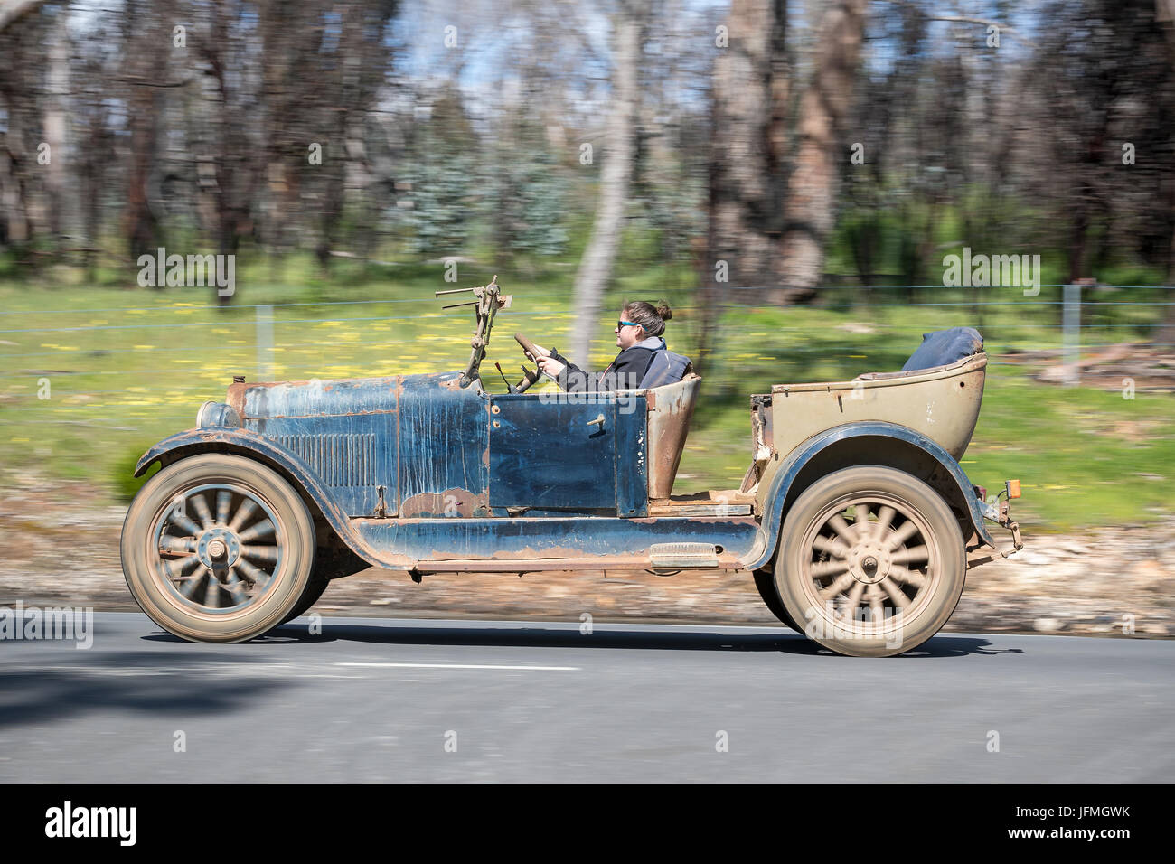 Jahrgang 1924 Dodge 4 Tourer fahren auf der Landstraße in der Nähe der Stadt Birdwood, South Australia. Stockfoto