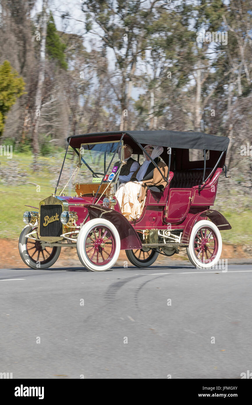 Jahrgang 1906 Buick F Tourer fahren auf der Landstraße in der Nähe der Stadt Birdwood, South Australia. Stockfoto