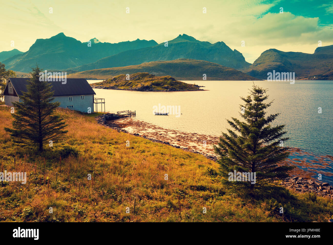 Blick auf den Fjord. Felsiger Strand. Schöne Natur Norwegens. Lofoten-Inseln. Berglandschaft in Abend Stockfoto