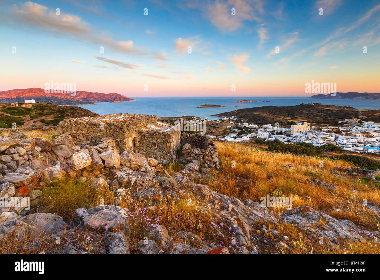 Dorf Chora auf Kimolos und Milos in der Ferne. Stockfoto