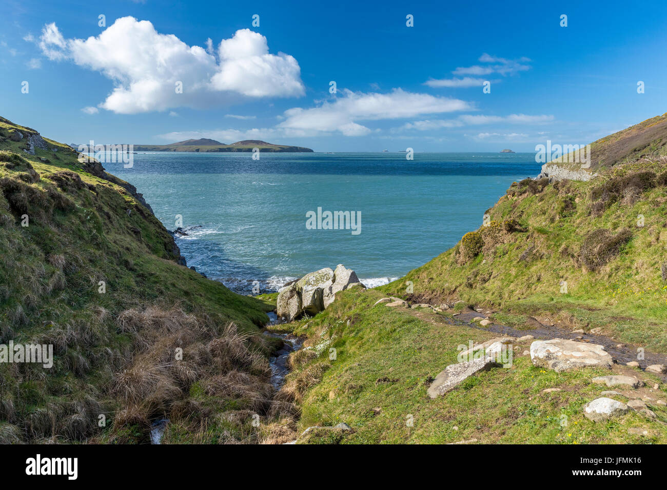 Porthmelgan gesehen von Wales Coast Path an Str. Davids Kopf, Pembrokeshire Coast National Park, Wales, Vereinigtes Königreich, Europa. Stockfoto